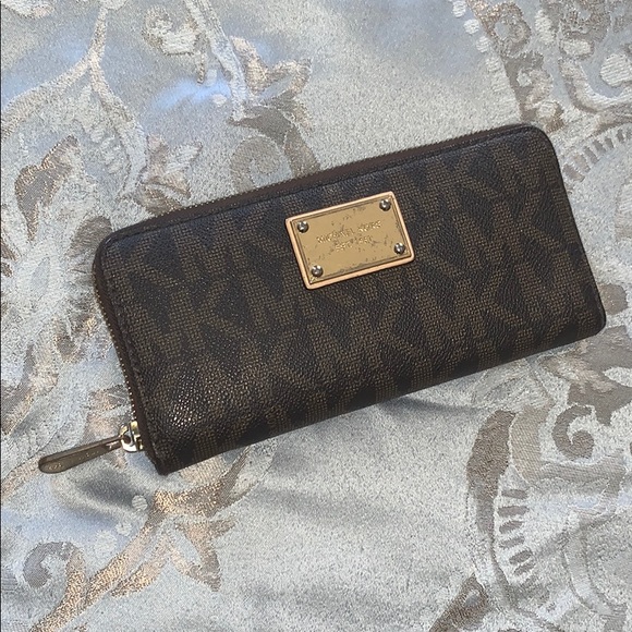 Michael Kors Handbags - Michael kors wallet
